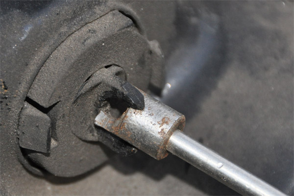 Как открыть капот автомобиля, если оборвался тросик? – советы «Дверной мастер»