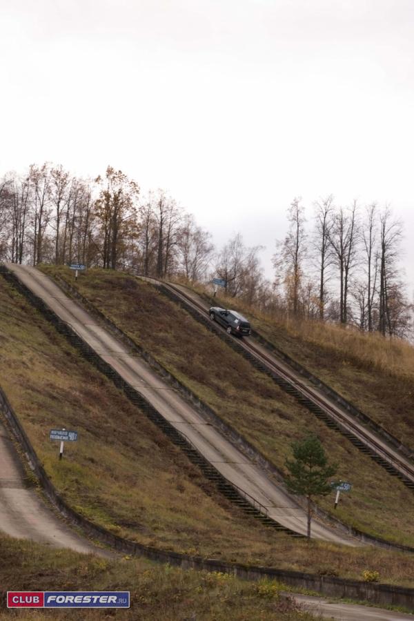 60 подъем. Дмитровский полигон подъемы большой крутизны. Уклон на дороге. Дорога в горку. Горки на дороге.