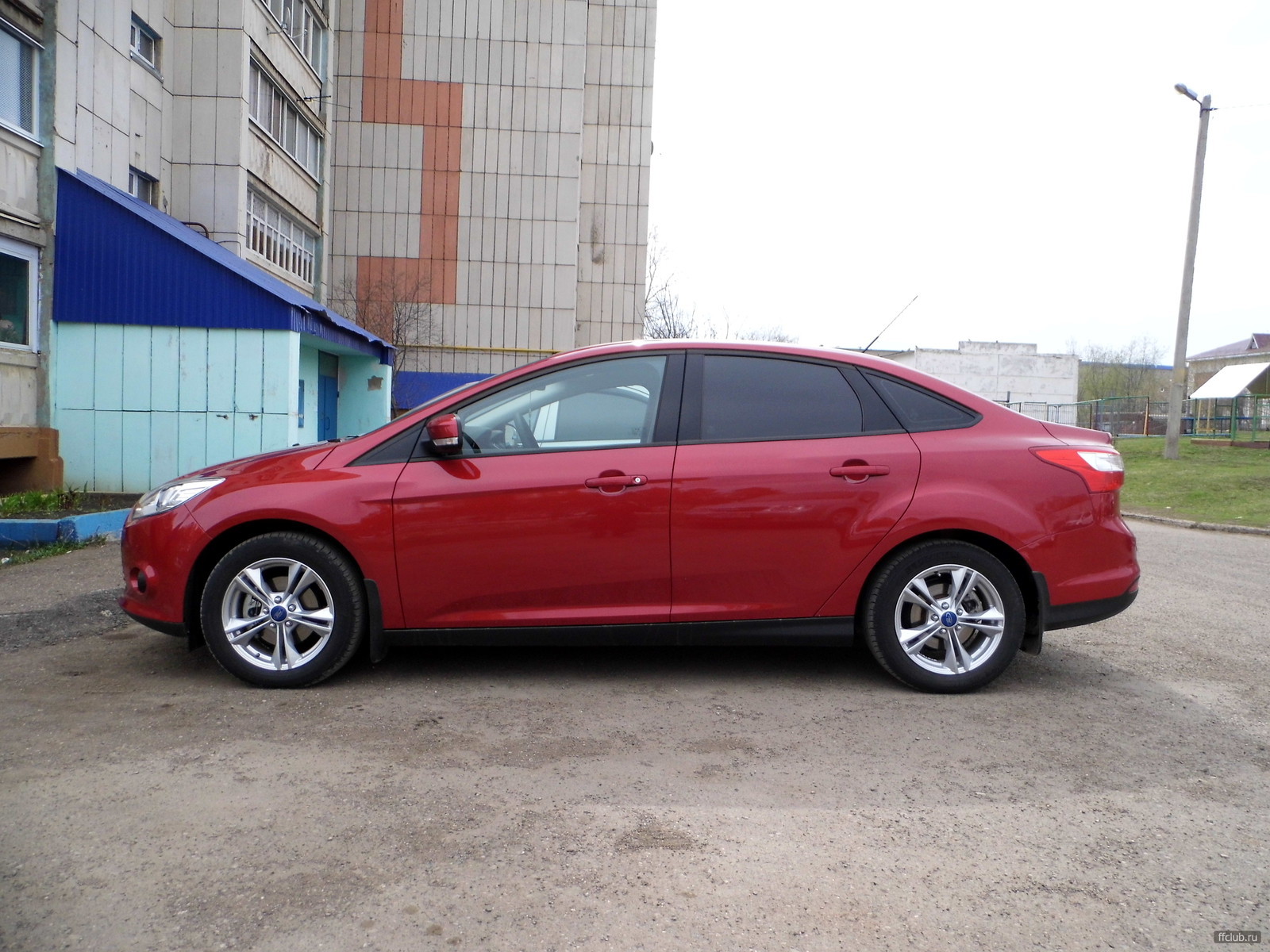 Ford Focus 3 седан красный 2012