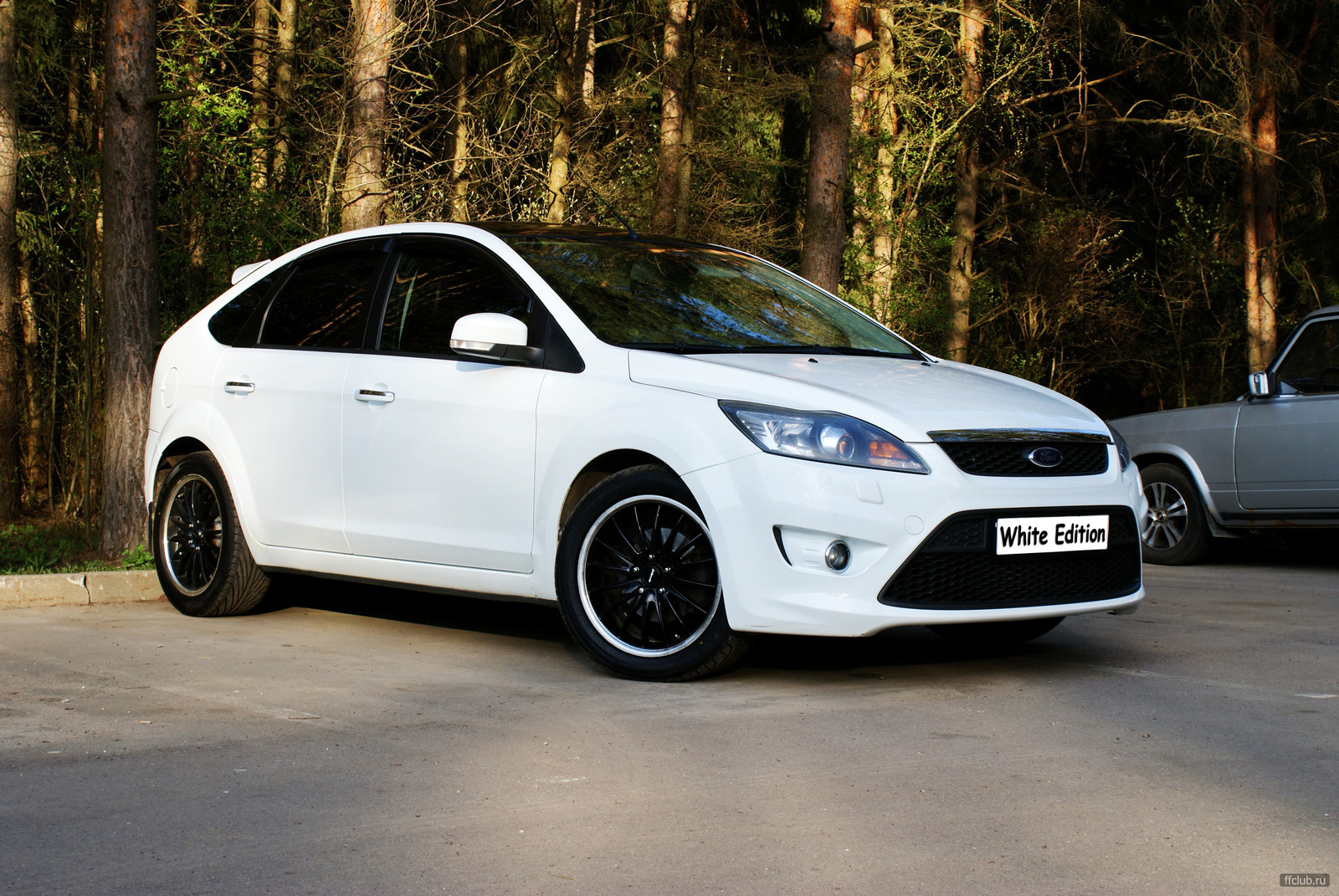 White 2x. Ford Focus 2 White oz. Форд фокус 2 белый свет. Ford Focus 2 белый бок. Ford Focus 2 Sport версия хэтчбек.