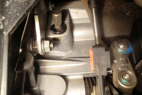 1.4.7. Ford Focus II. Проверка уровня масла в коробке передач и его замена