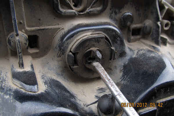 Как открыть капот на Ford Focus 2, если сломан шарнир замка капота?