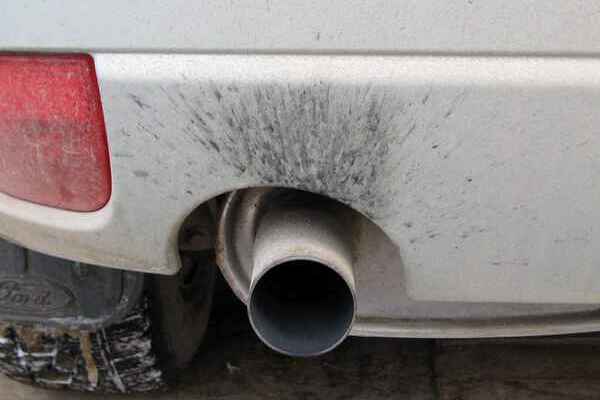 Почему из выхлопной трубы автомобиля течёт вода, насколько опасно явление и как его устранить