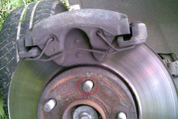 Замена передних колодок и тормозных дисков на Форд Фокус 2
