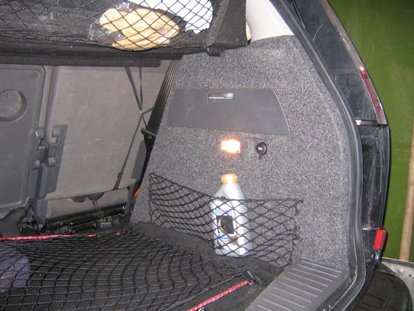 Как защитить пластик багажника от царапин и грязи