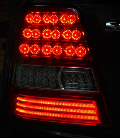 Задние светодиодные фонари на седан