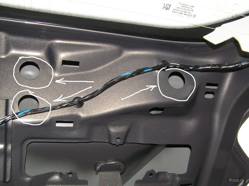 Снять обшивку задней двери форд фокус. Механическое открывание багажника Форд фокус 3 седан. Снятие обшивки двери фокус 3. Снятие обивки крышки багажника Форд фокус 3 седан. Внутренняя антенна багажника Форд фокус 3.